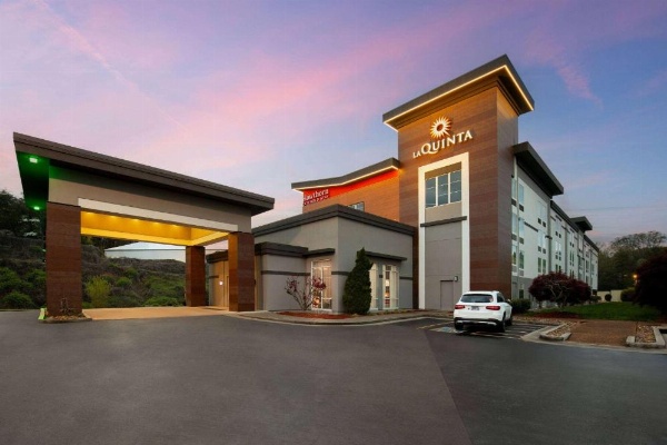 La Quinta Inn & Suites by Wyndham Knoxville Central Papermill image 18