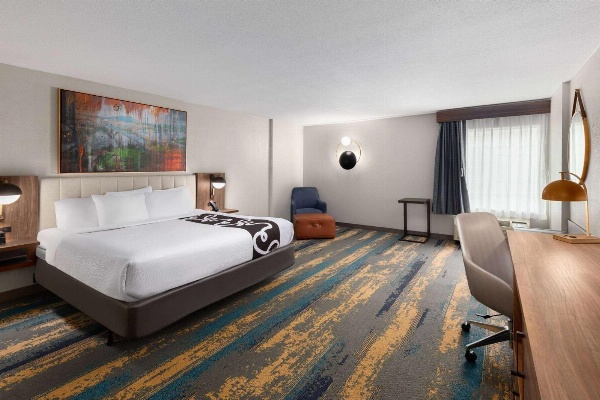 La Quinta Inn & Suites by Wyndham Knoxville Central Papermill image 2