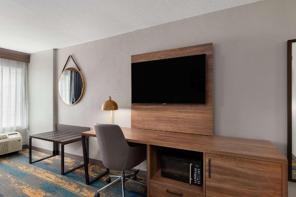 La Quinta Inn & Suites by Wyndham Knoxville Central Papermill image 3